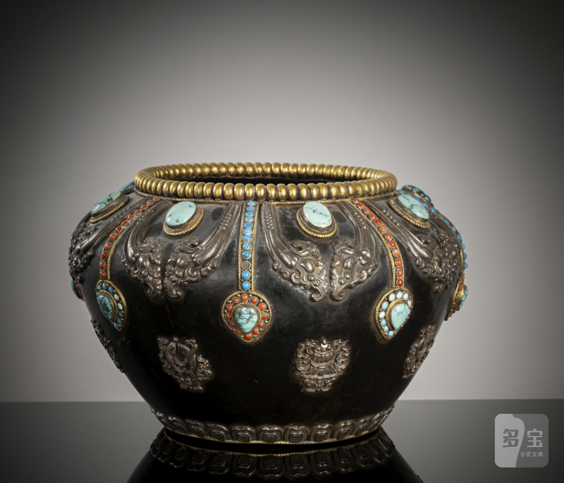A PARCEL-GILT SILVER AND SEMI-PRECIOUS STONE INLAID METAL BOWL - 图3